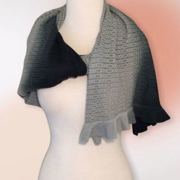 RUFFLED Ombré Colored Rectangular‎ Knit Scarf - Picture 3 of 9